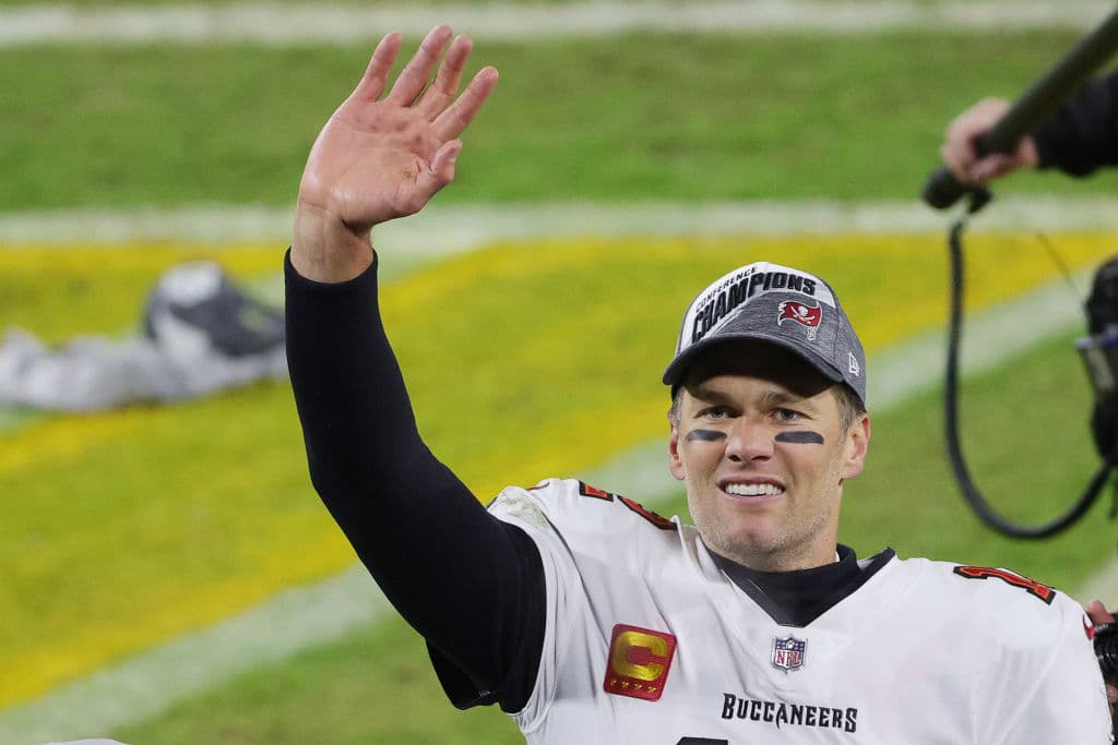 El que se convirtiera en leyenda con los New England Patriots, es egresado de la Universidad de Michigan. Buscará conseguir su séptimo anillo, ahora con los Tampa Bay Buccaneers.