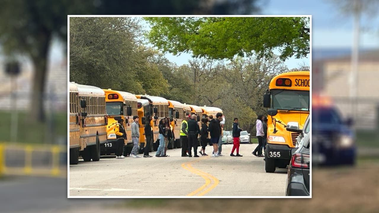Los estudiantes fueron evacuados en autobuses que los llevaron a un lugar seguro, escoltados por la policía.