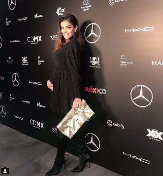 La conductora de deportes presume adonde quiera que va su adorable figura.