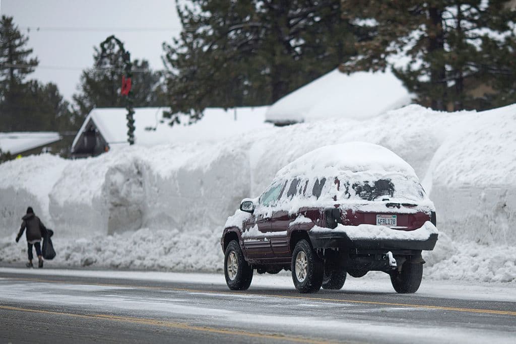 En la zona de Mammoth Lakes, ubicada al sur del parque Yosemite, las fuertes tormentas que se produjeron a partir del 9 de enero dejaron una pared de nieve.