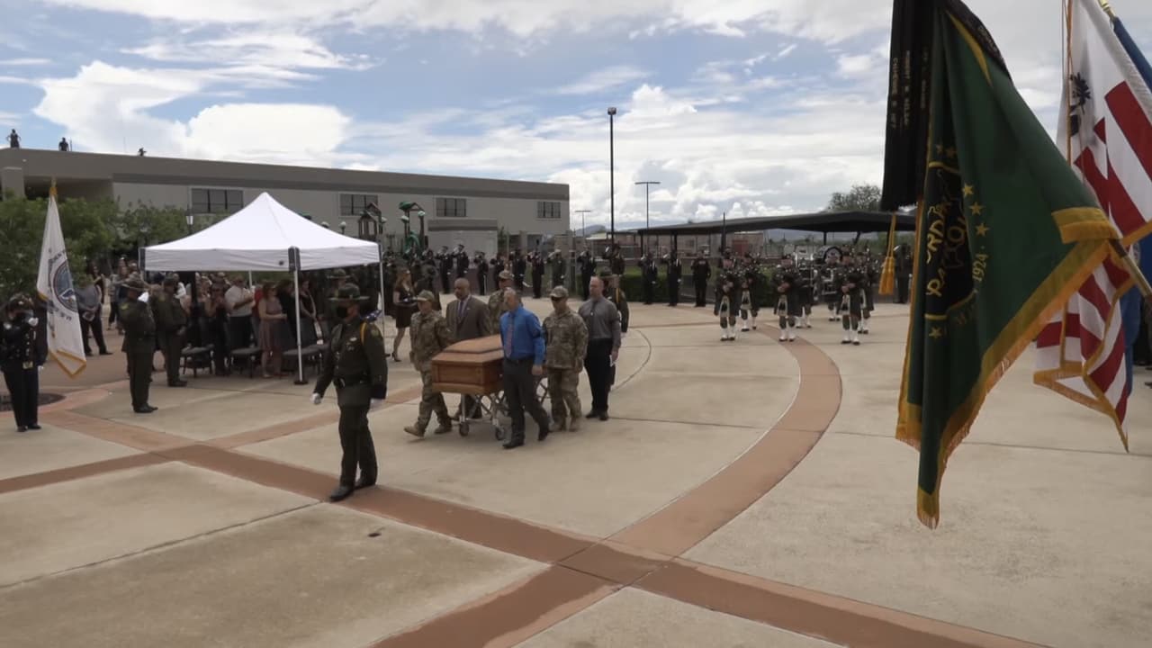 Al agente Daniel Cox le sobreviven dos hijas quienes recibieron las banderas de los honores.