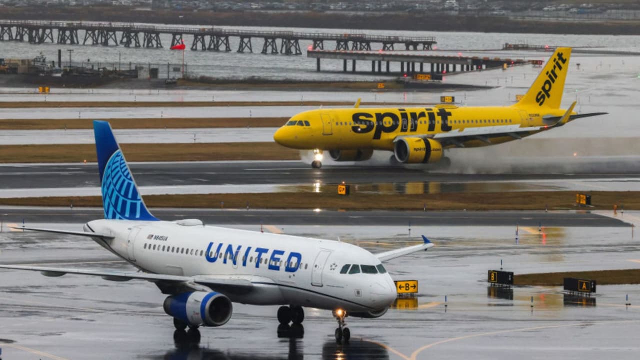 Remanentes de Debby causan retrasos y cancelaciones en aeropuertos de Nueva York