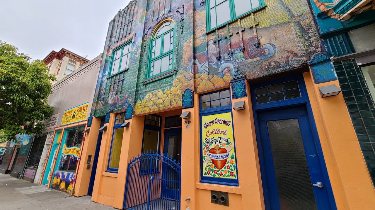 La pérdida de ventas por varios meses y la acumulación de préstamos y otras deudas forzaron a Connie y Ricardo a cerrar su otra tienda llamada Colibrí Corazón de la Misión. El local se encuentra completamente vacío pero aún se ve el cartel que anuncia la gran apertura que se llevó a cabo el 2017.