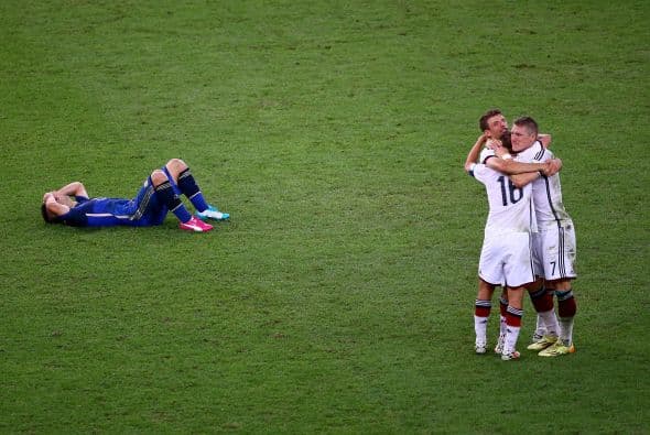 Esta imagen muestra los dos lados del fútbol.