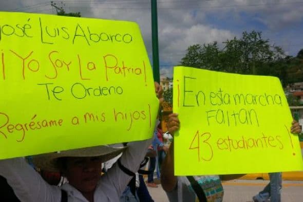 Diversas pancartas acusaban al alcalde de Iguala, José Luis Abarca, por la desaparición de los estudiantes. (Crédito: María Arce)
