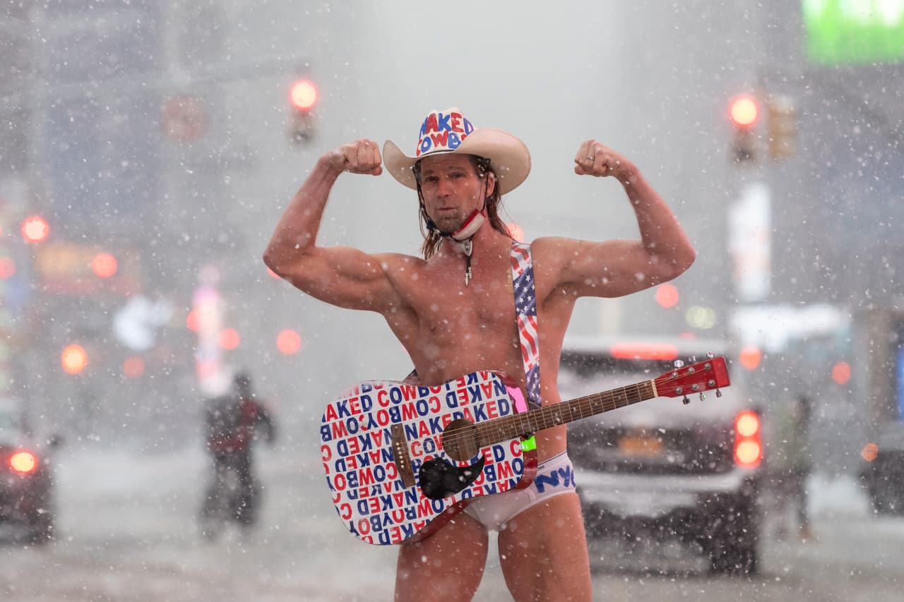 John Burck, alias El Vaquero Desnudo, posa durante la tormenta de nieve