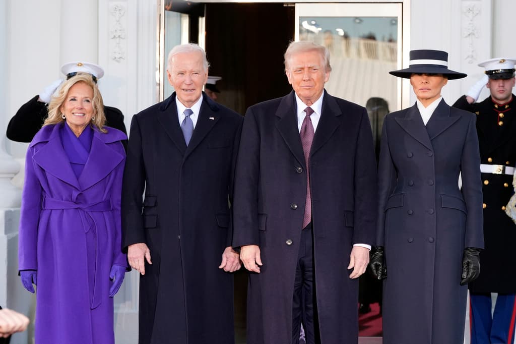 El presidente entrante y la primera dama entrante, Donald Trump y Melania Trump, son recibidos por el presidente saliente Joe Biden y la primera dama saliente Jill Biden a su llegada a la Casa Blanca, el lunes 20 de enero de 2025, en Washington.