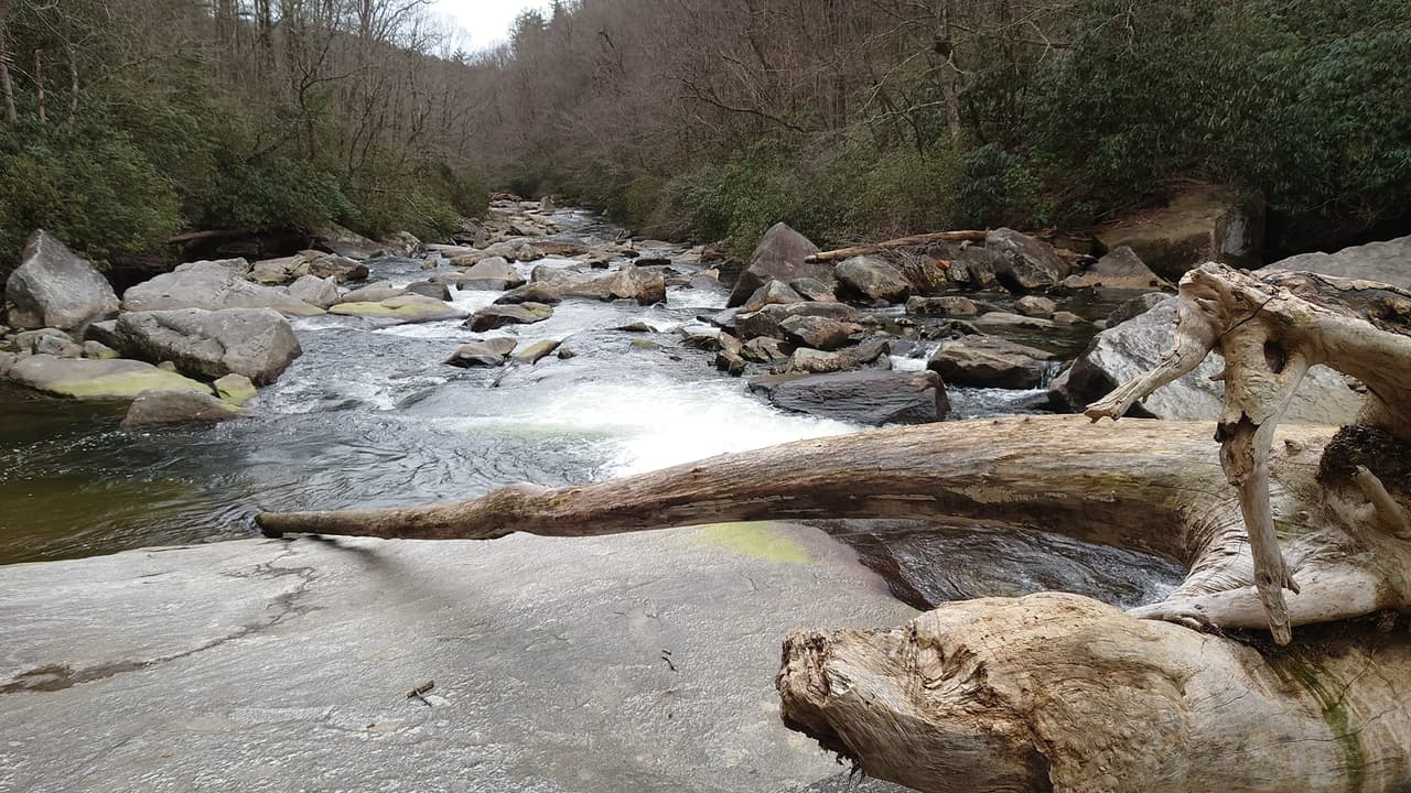 Rainbow Falls es solo una de una serie de cascadas y saltos de agua en un tramo de dos millas del río Horsepasture.