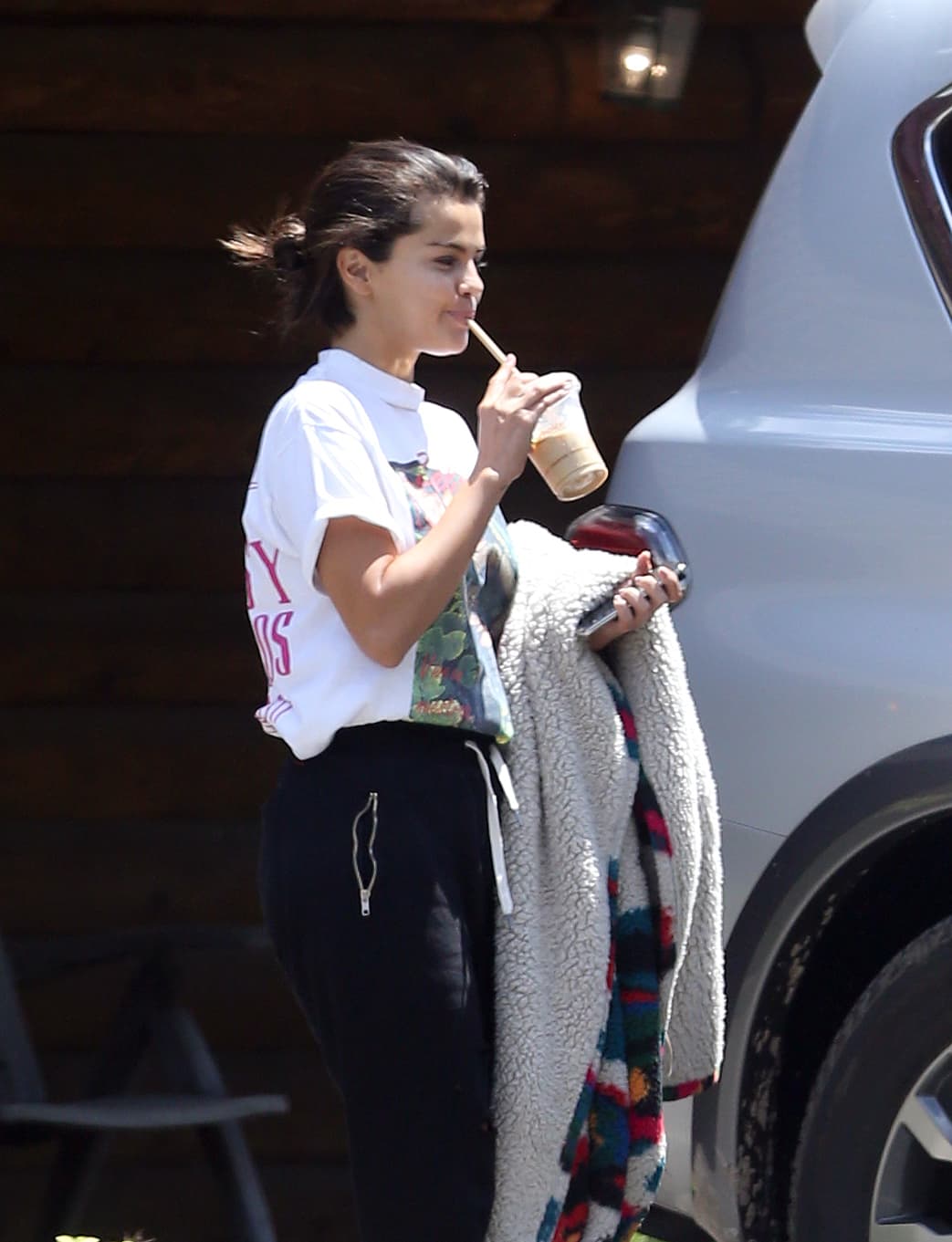 La artista lució cómoda, sin maquillaje, vistiendo sudaderas y hasta con una cobija en manos. Stevens salió en el mismo ánimo y luego, muy atento, apareció en el set de grabación con un café helado para ella.