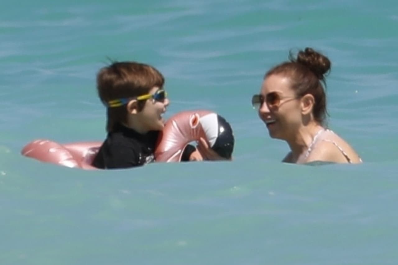 De qué conversaban, sólo ellos saben, pero sin dudas 
<b><a href="https://www.univision.com/programas/novelas/las-fotos-que-demuestran-que-thalia-y-sus-hijos-son-igualitos-fotos">Thalía y su hijo Matthew</a></b> estaban pasando un buen momento.