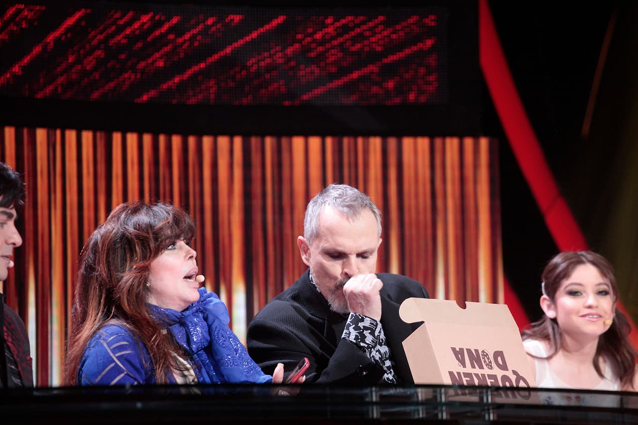 Miguel Bosé parece tener una lucha interior tras ver la sorpresa de la producción, la rosquilla lo hizo sentir compungido.