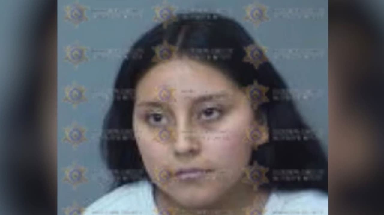 Acusan a asistente de maestra de mantener una relación inapropiada con un estudiante de 15 años