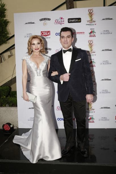 Como cada año, Jorge Salinas y Elizabeth Álvarez estuvieron presentes y más que enamorados en la alfombra de Premios TVyNovelas.