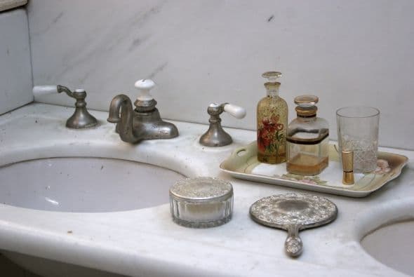 7) Llena el baño de objetos vintage. Cepillos para el cabello y otros accesorios de este estilo pueden ayudar a dar coherencia a la decoración de tu hogar.