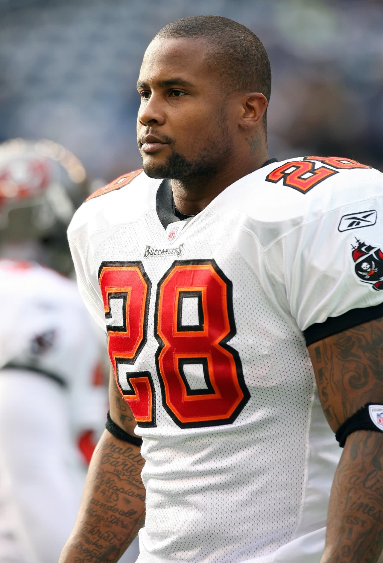 En la lista de las personalidades que sostuvieron una relación formal con Khloé Kardashian, se encuentra el jugador de futbol americano, Derrick Ward. Con el se mantuvo durante 2009.