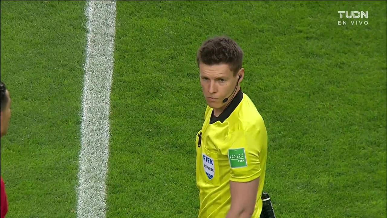 Arranca el partido y la pelota está en juego.