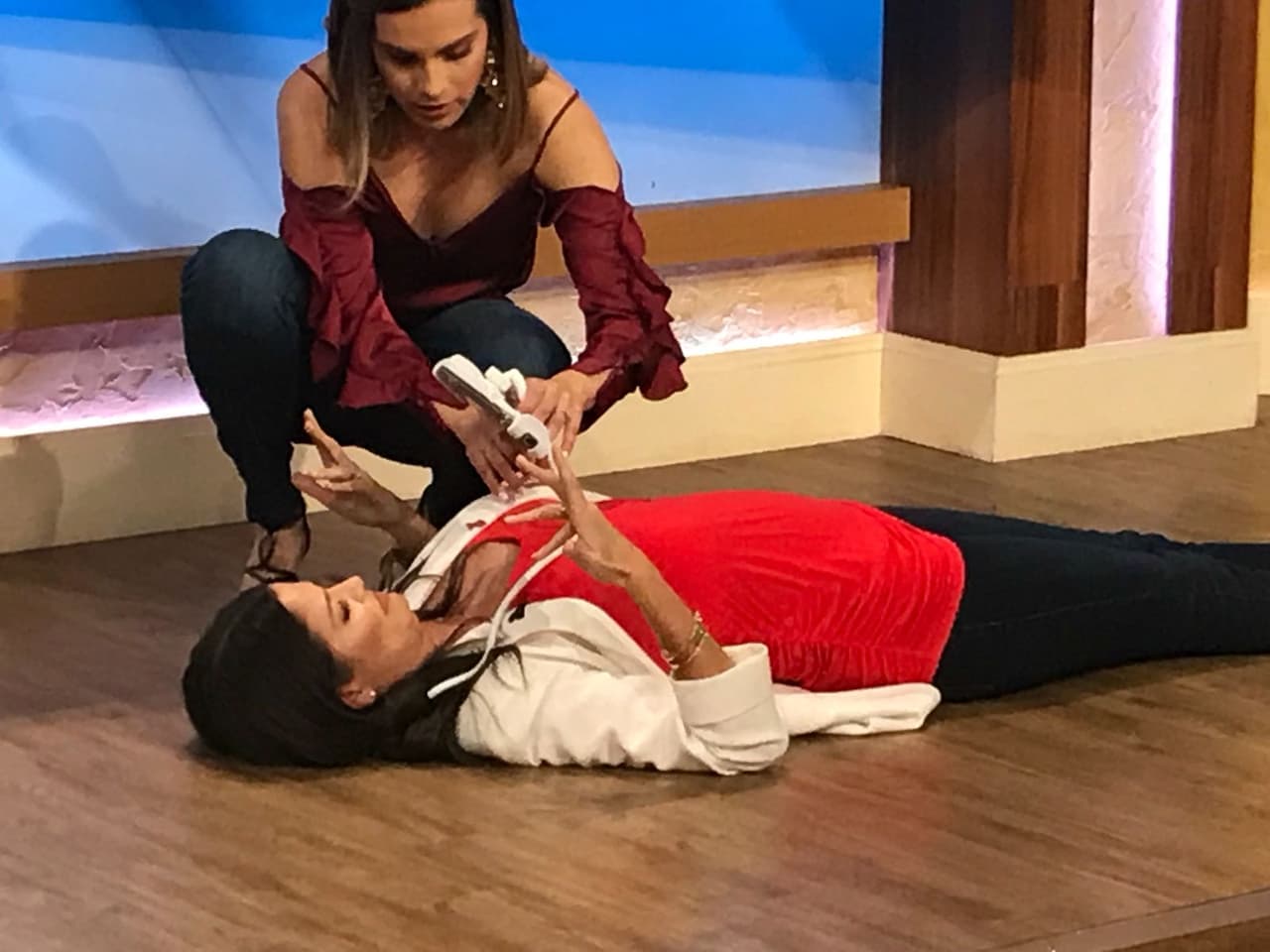 Andrea Chediak fue la responsable de esta locura, ella le pidió checara si este utencilio era bueno para ver la televisión acostada.