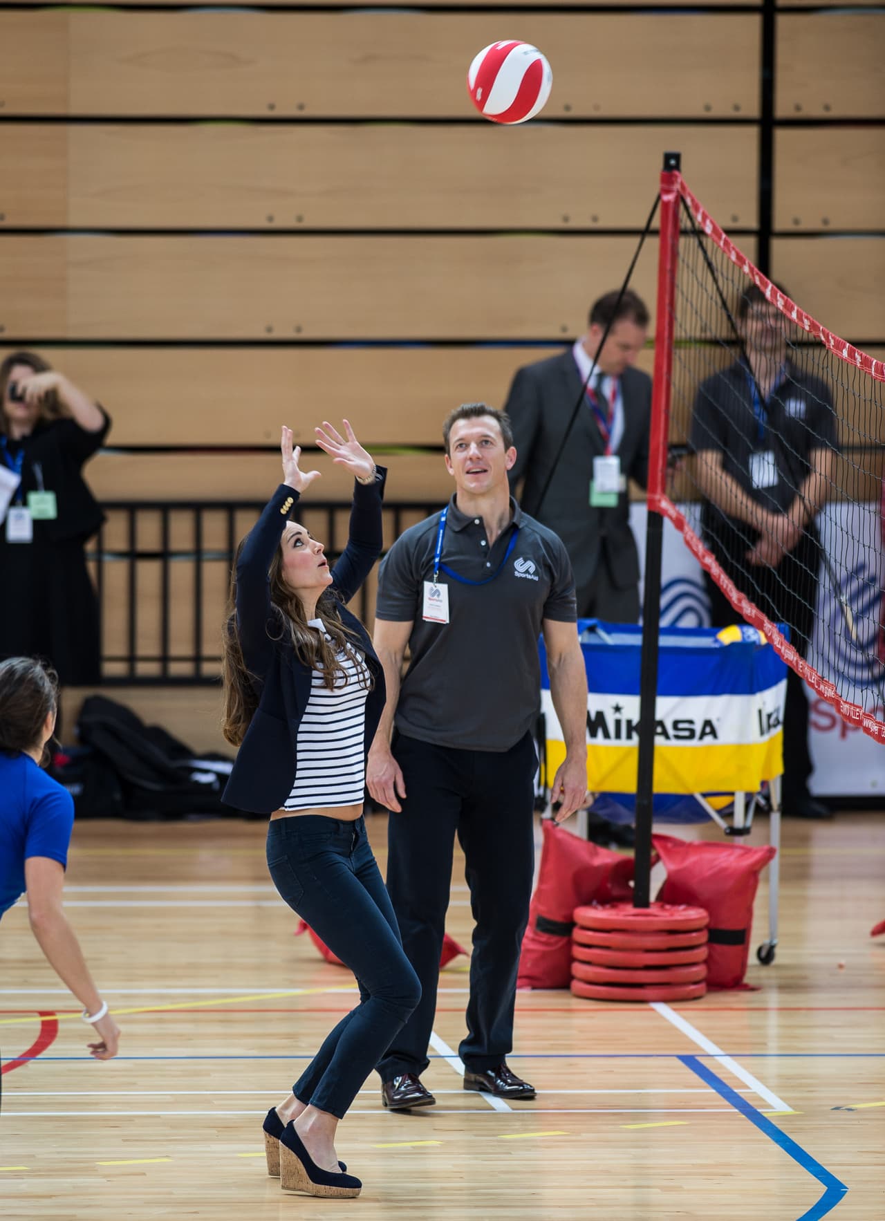 O incluso 
<b>jugar volleyball</b> sobre sus tacones de suela corrida.