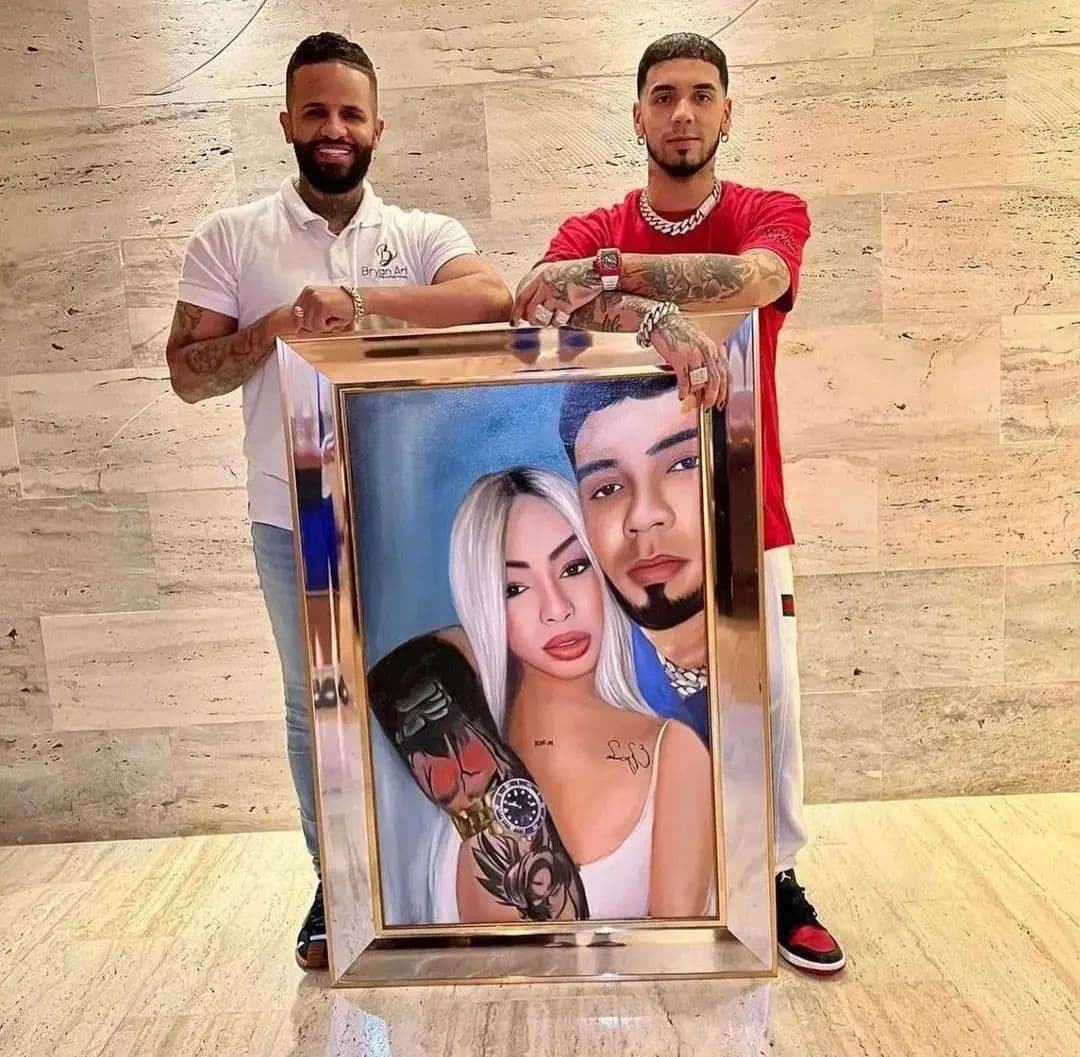 Para San Valentín, Anuel sorprendió a su chica con un enorme cuadro, con la imagen de ambos y con un marco dorado, al cual le llovieron críticas por ser “poco auténtico”, pues ya le había dado uno, con diamantes, a Karol.