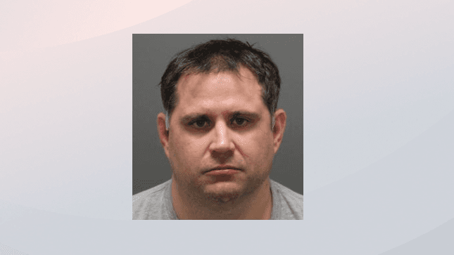 Hombre en Cary acusado de intentar atropellar a su esposa