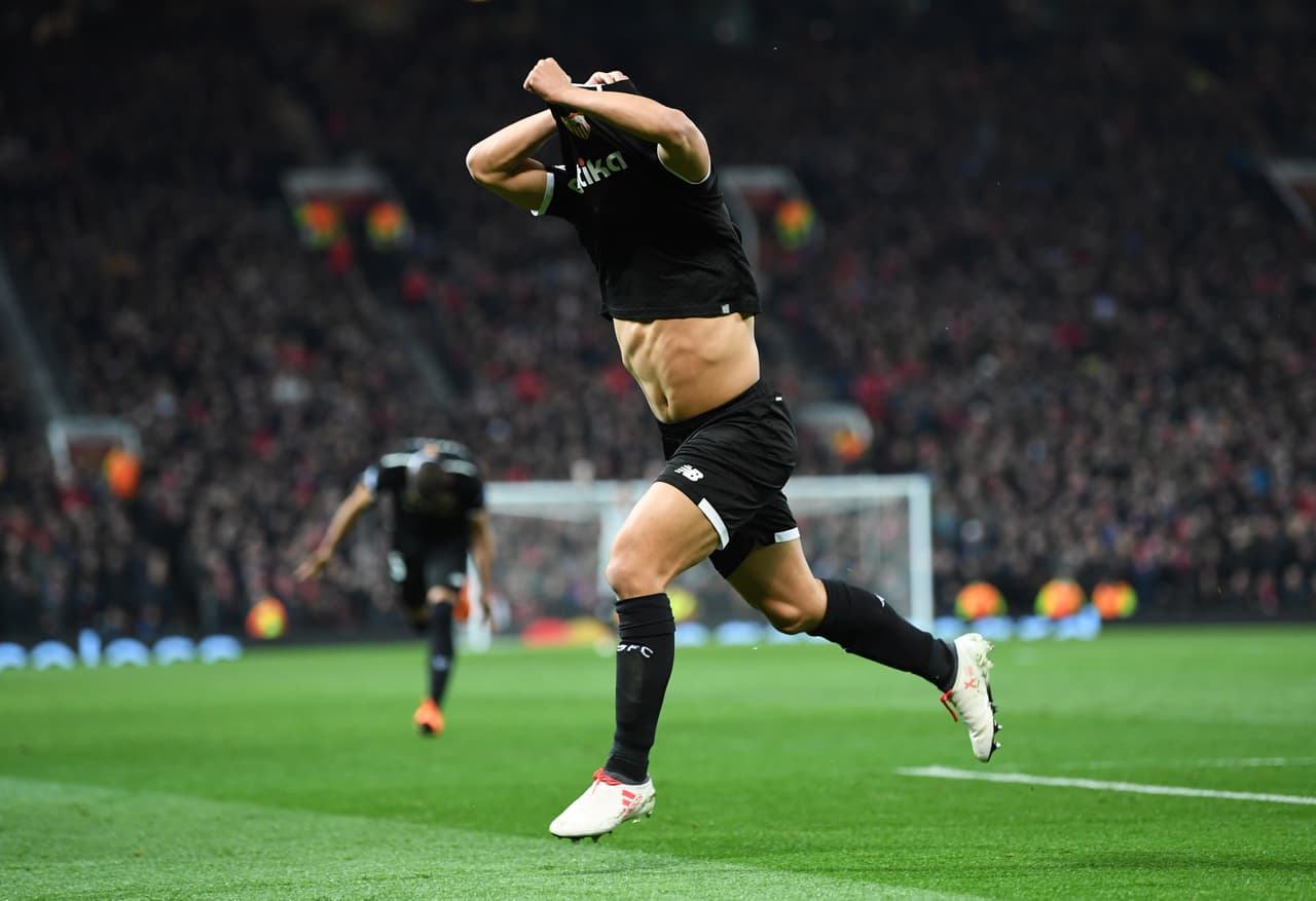 Festejo a rabiar de todo el plantel sevillista y de la afición que acompañó al equipo en la tribuna del 'Teatro de los Sueños'.