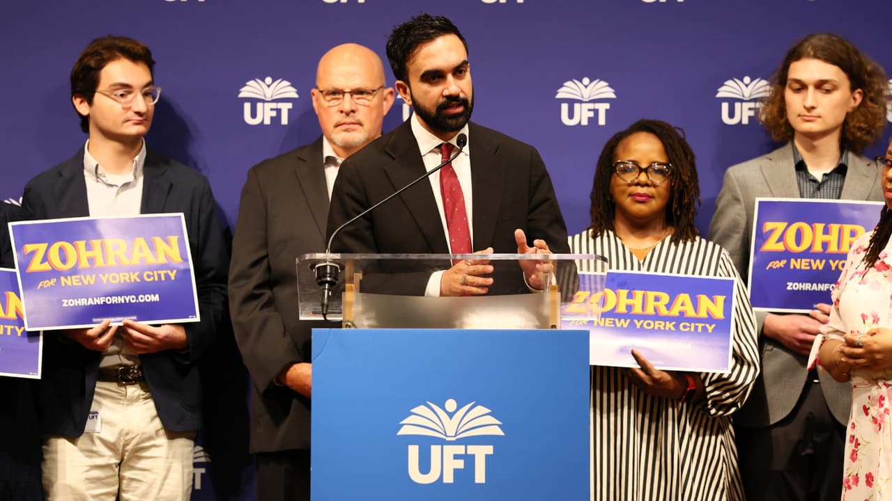Zohran Mamdani, ganador de las elecciones primarias Demócratas, recibió este miércoles el apoyo de la Federación Unida de Profesores (UFT), el más fuerte de la ciudad. Mamdani aseguró que este es el momento “para representar a la gente trabajadora”. Además, se pronunció luego de que el presidente Trump diera a entender que Washington controlará Nueva York si Mamdani llega a ganar.