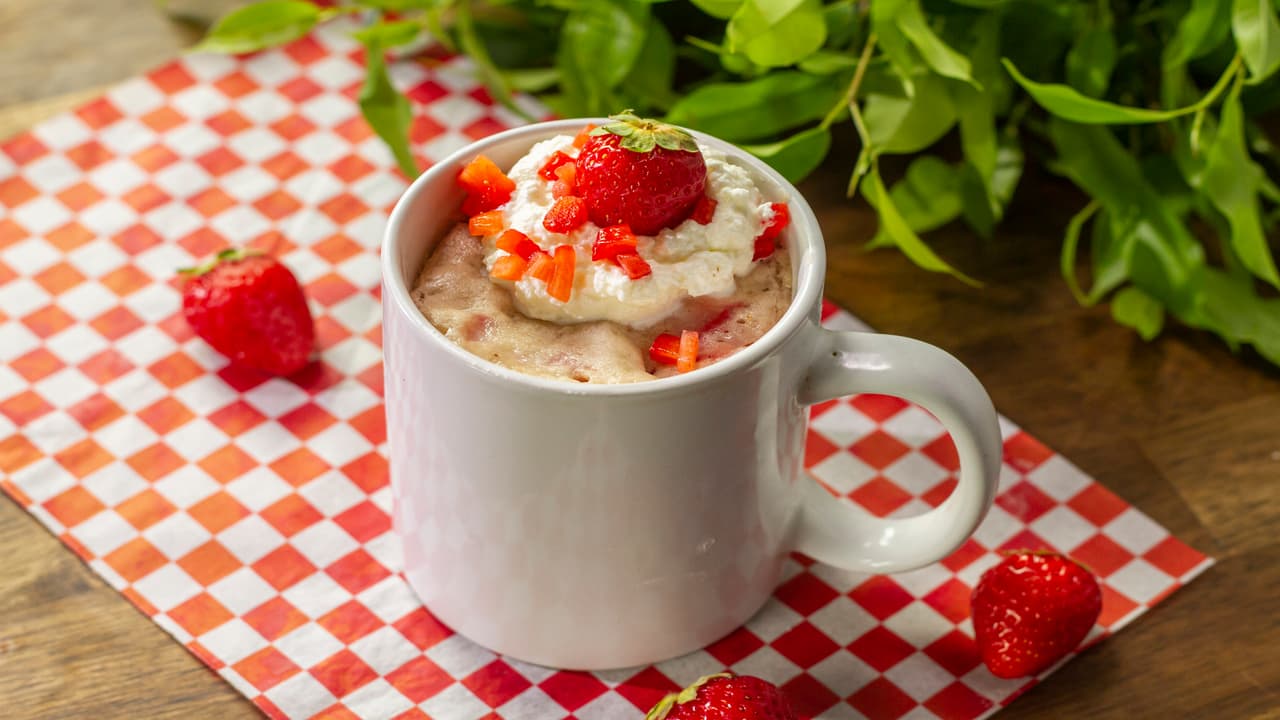 Mug cake de fresas con crema