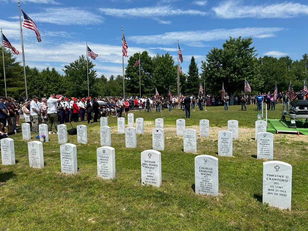 Este anciano murió solo en una residencia. La funeraria no tenía ni quién cargara su féretro. Cientos de desconocidos respondieron