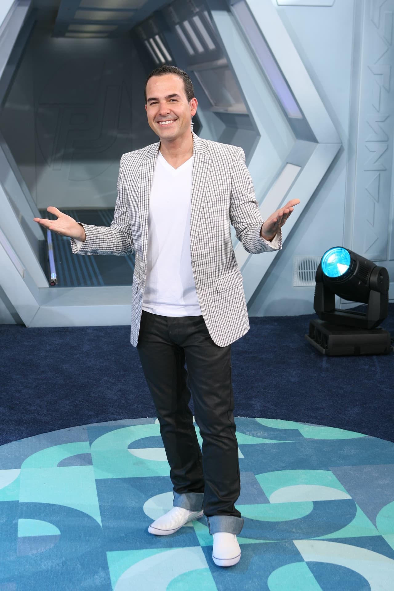 Aunque bueno, no puede olvidarse del todo de su parte libre, como los tenis que llevó combinados con saco, playera y pantalones.