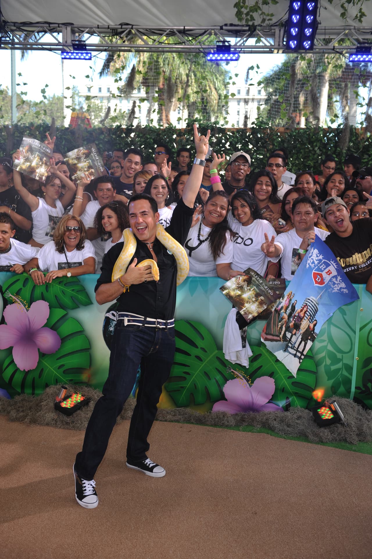 Ni qué decir en 2008 que llegó con una víbora en los hombros muy al estilo Britney Spears.