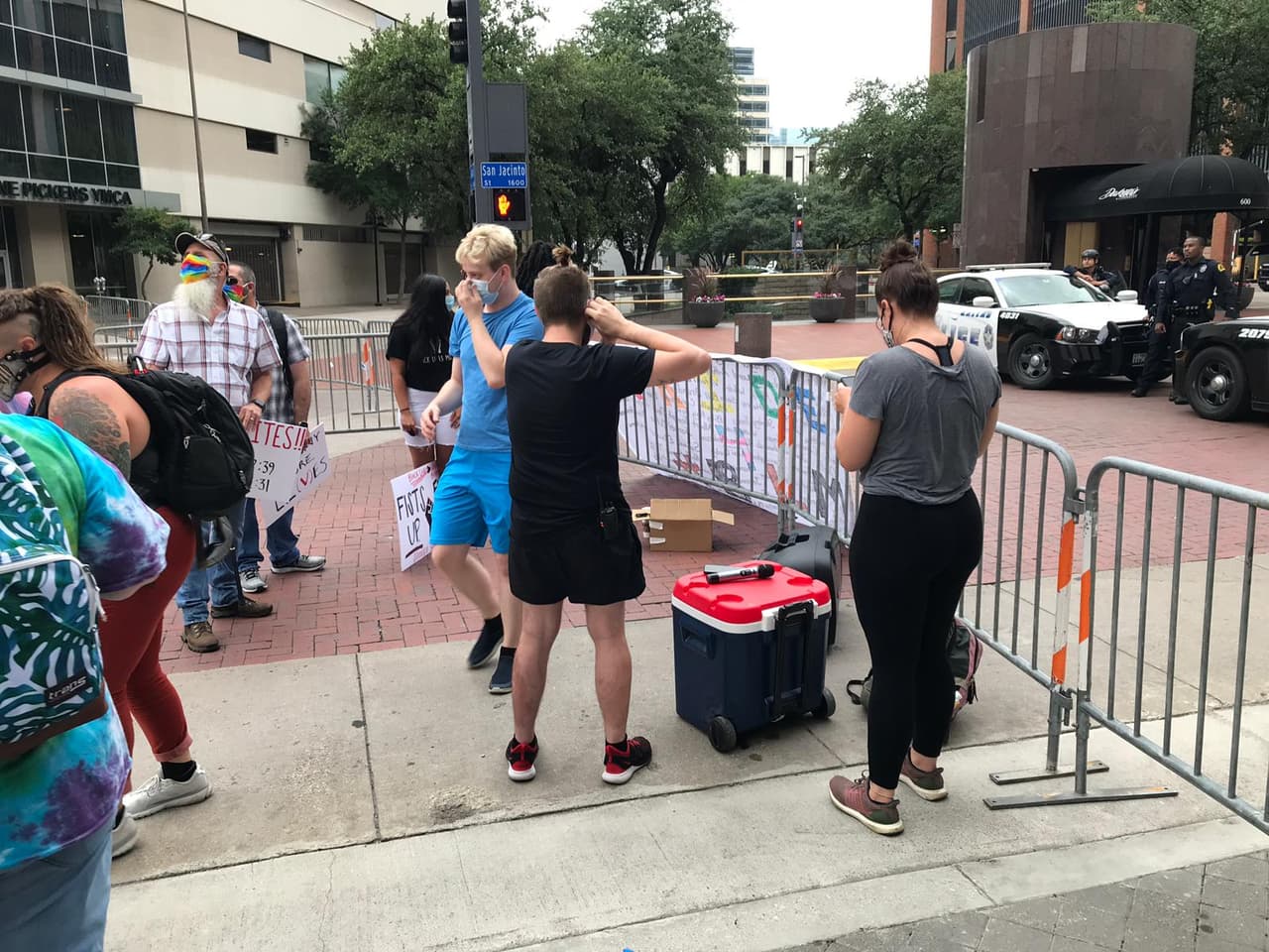 Aunque la mayoría de las personas reunidas parecían usar mascarillas, no todos los presentes mantenían el distanciamiento social.
<br>