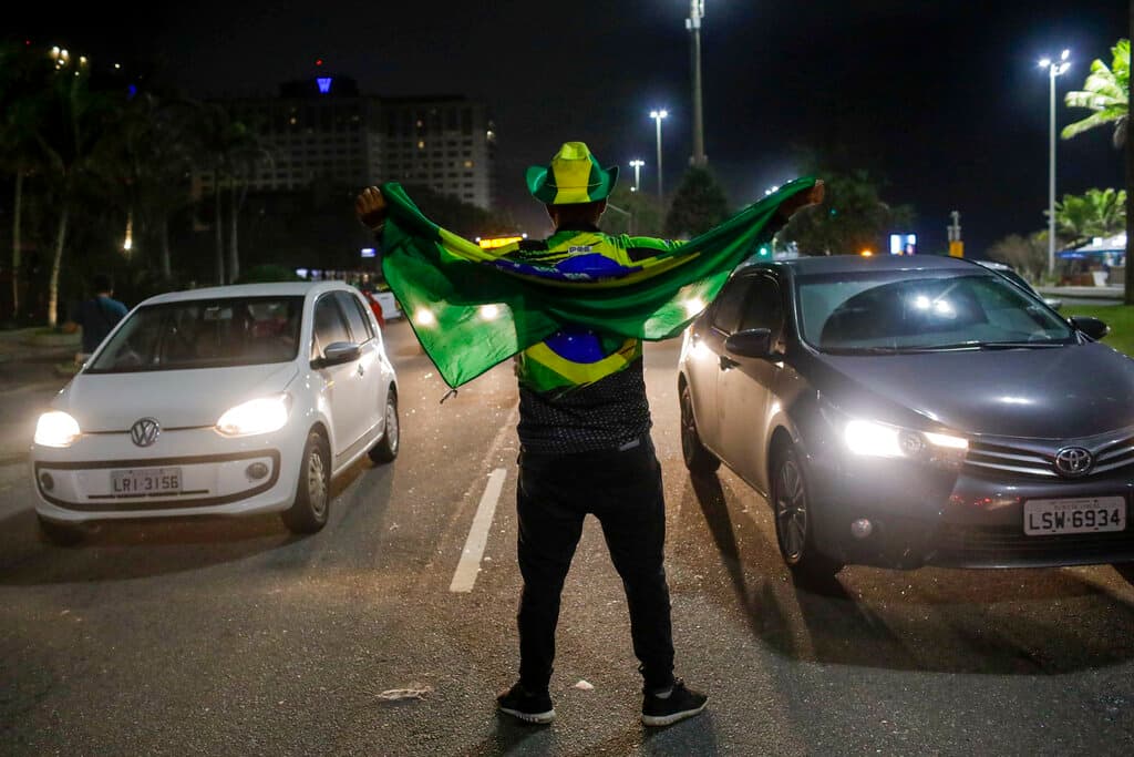 La diferencia entre Bolsonaro y Lula en primera ronda equivalía a 6.1 millones de votos. Los candidatos que quedaron en tercera y cuarta posición, Simone Tebet y Ciro Gomes, recibieron 8.5 millones de votos y más de 30 millones se electores se abstuvieron. “Lo más probable es que la gente cambiara su preferencia de forma estratégica antes de la votación, y que eso favoreciera mucho a Bolsonaro”, dijo a la AP Nara Pavão, profesora de ciencias políticas en la Universidad Federal de Pernambuco.