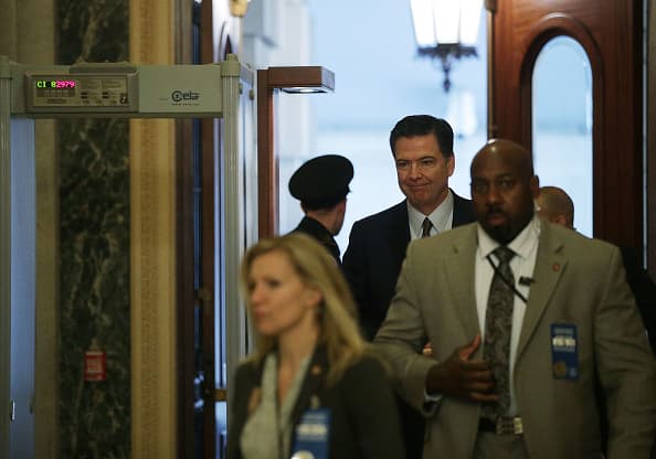 <b>6) ENERO 2017 - INVESTIGACIÓN DE LA INVESTIGACIÓN.</b> Luego de las idas y vueltas de Comey, todas las miradas estaban puestas en él. Por eso, el 12 de enero, apenas 8 días antes del fin del mandato de
<b>Barack Obama</b>, el
<b><a href="http://www.politico.com/story/2017/01/justice-department-watchdog-opens-review-of-clinton-email-investigation-233549" target="_blank">Departamento de Justicia anuncia que investigará el manejo de Comey</a></b>, quien desde el Partido Demócrata es señalado como un responsable directo en el resultado de la elección.