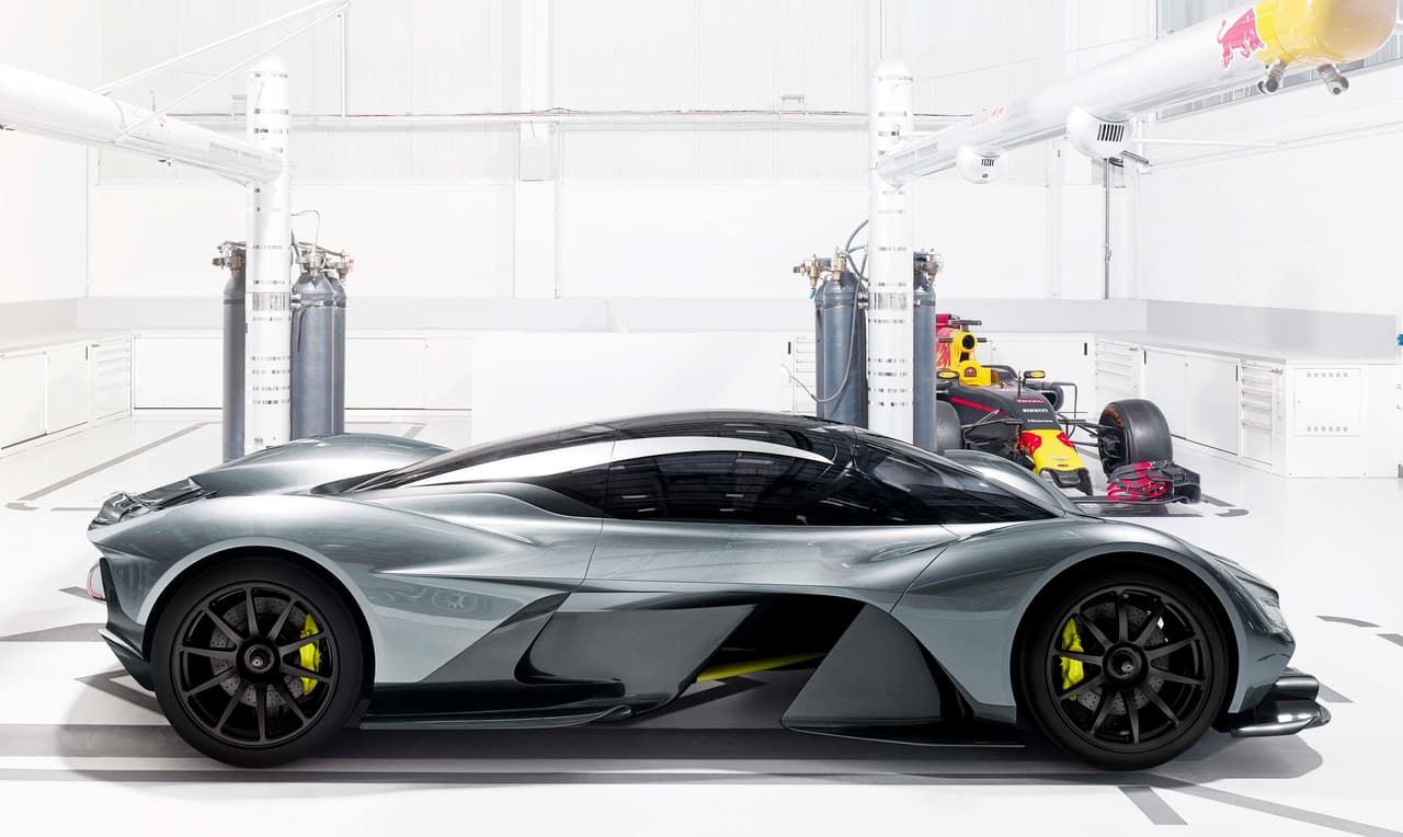 AM-RB 001 será construido en la misma fábrica de la cual salió el Aston Martin One-77 en Gaydon, Warwickshire, Reino Unido. Su proceso de desarrollo será similar al emprendido en los vehículos deportivos que participan en las 24 Horas de Le Mans, contando con una estructura en fibra de carbono.