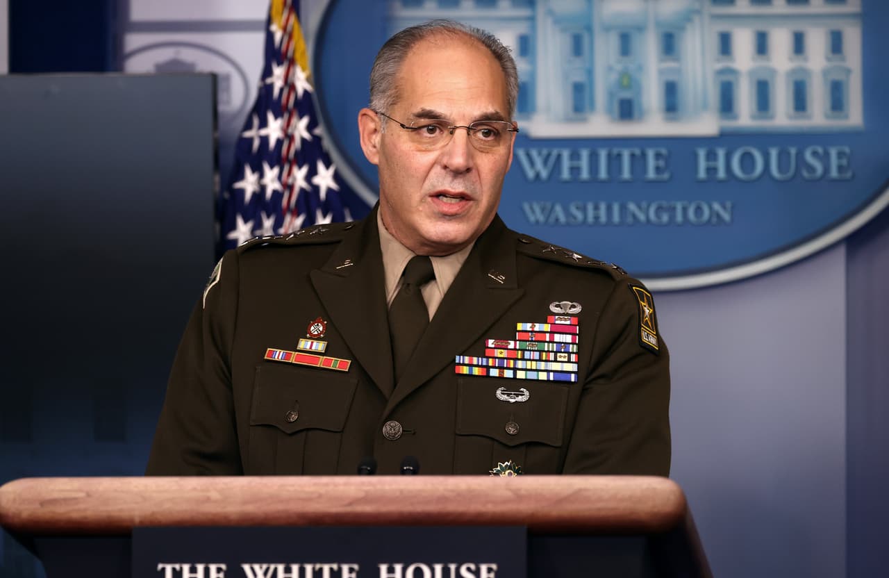 El general Gustave Perna, jefe de la operación Warp Speed, en una rueda de prensa en la Casa Blanca.