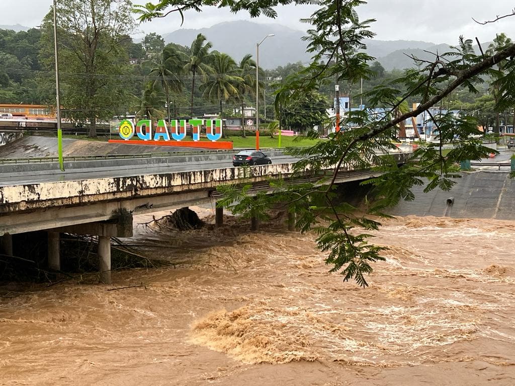 Ríos arrastran árboles y objetos que cayeron con el paso del huracán Fiona.