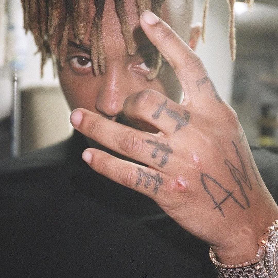 Juice Wrld 
<b><a href="https://www.univision.com/famosos/estos-son-los-ultimos-videos-del-fallecido-rapero-juice-wrld-en-el-avion-que-lo-llevo-al-aeropuerto-de-chicago-video">sufrió un ataque</a></b> después de bajar de un avión privado que lo trasladó de California a Chicago el pasado 8 de diciembre.