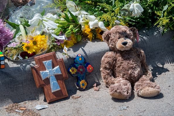 Cruces, flores y peluches para honrar la memoria de las víctimas.