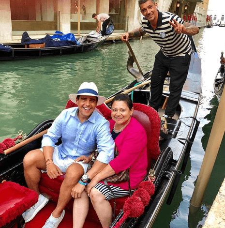 "Con mi primer amor en Venezia. Sueño cumplido mamá", escribió.