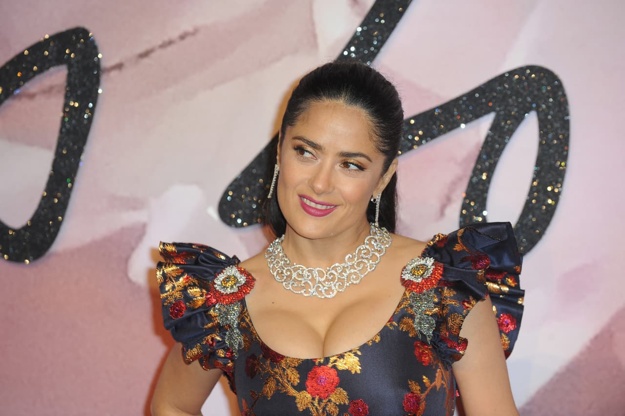 No sólo por su bello outfit, sino también por sus extravagantes joyas - ¡y ese escote!