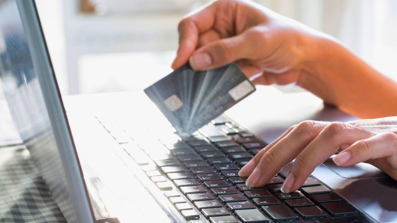 <h3 class="cms-H3-H3">Riesgos de comprar en línea en estos días</h3> Las ofertas por internet 
<b>hacen más fácil comprar, pero también abren la puerta a estafas.</b> 
<br>
<a href="https://www.ftc.gov/es" target="_blank">La Comisión Federal de Comercio (FTC) </a>advierte que 
<b>muchos fraudes comienzan con enlaces falsos enviados por mensajes, correos o redes sociales</b>. Recomiendan:
<br>
<b>💰 Comprar solo en sitios confiables:</b> verifica que la dirección empiece por 
<i>https</i> y que aparezca el candado en el navegador. 
<br>
<b>💰 Paga con tarjeta de crédito</b> siempre que puedas: ofrece más protección si necesitas disputar un cargo. 
<br>💰 Desconfía de vendedores que 
<b>aceptan únicamente tarjetas de regalo, transferencias o criptomonedas</b>. 
<br>💰 Evita ingresar datos de pago 
<b>desde redes wifi públicas.</b> 
<br>
<b>💰 Guarda capturas de pantall</b>a de la oferta, del resumen de compra y del correo de confirmación. Te servirán si surge un problema con la entrega.