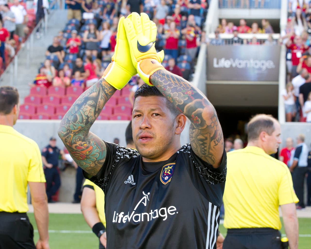 Para cerrar los dejamos con un dato tremendamente curioso. La temporada en la MLS en que Howard registró más atajadas fue en 2001 con MetroStars, mientras que para Rimando fue en 2007 en su primera campaña en Real Salt Lake. Ambos registraron el idéntico número de 146 atajadas en las respectivas temporadas mencionadas. La única diferencia fue que Howard lo hizo en 26 partidos y Rimando en 27.