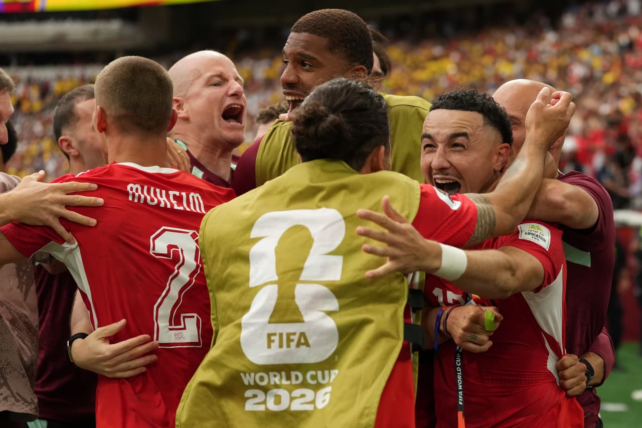 Jugadores suizos celebran tras ganar la tanda de penaltis en el partido de octavos de final de la Copa del Mundo entre Suiza y Colombia en Vancouver, Columbia Británica, el martes 7 de julio de 2026.