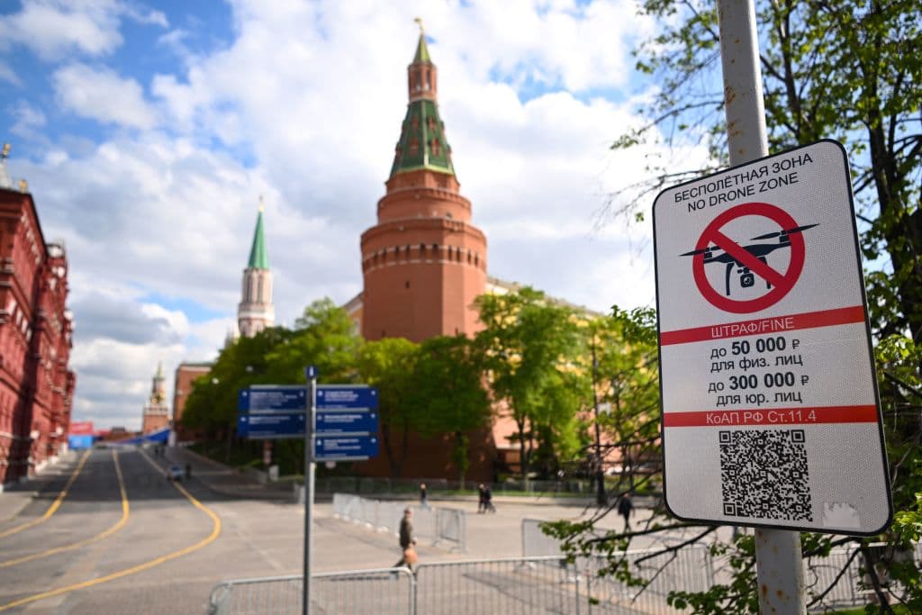 Un letrero de "Zona prohibida para drones" justo al lado del Kremlin prohíbe que los vehículos aéreos no tripulados (drones) vuelen sobre el área, el 3 de mayo de 2023.