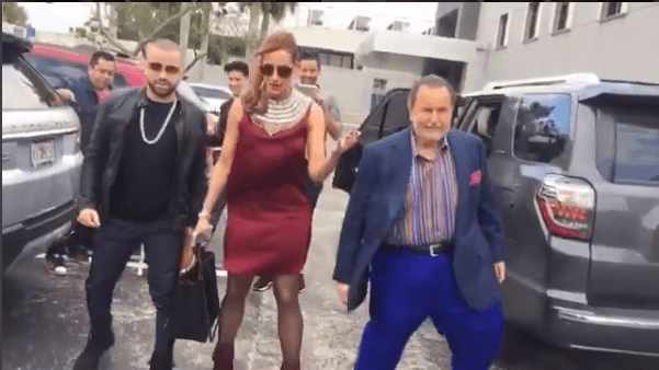 De hecho se iba a presentar con El Gordo y La Flaca para explicar qué fue lo que pasó, pero no llegó a tiempo. Aún así, Nacho hizo que Raúl y Lili caminaran como él, con las piernas abiertas.