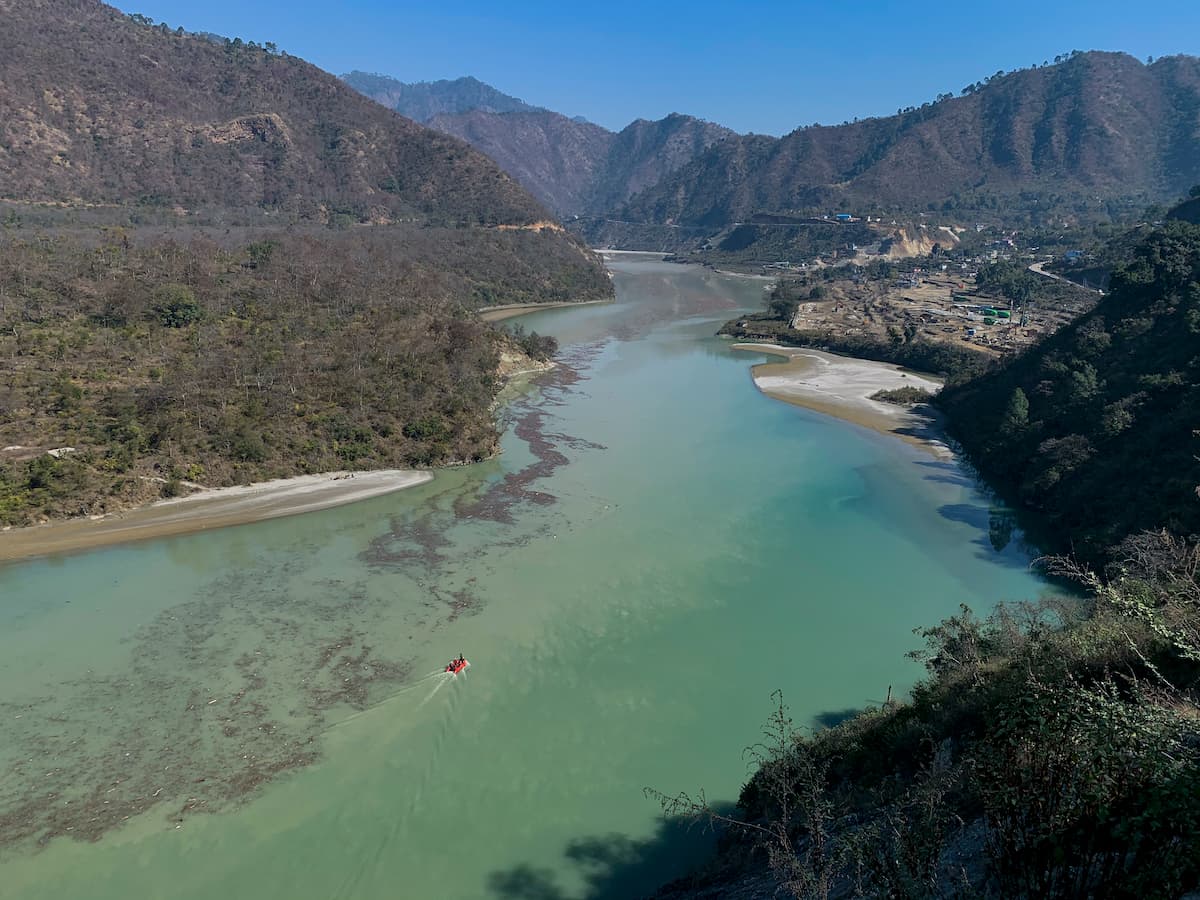 Rescatistas se desplazan en un bote por el río Alaknanda, en Rudraprayag, India, buscando sobrevivientes o cuerpos tras el paso de un gigantesco alud que arrasó el domingo con puentes, vías, plantaciones y dos centrales hidroeléctricas en construcción.