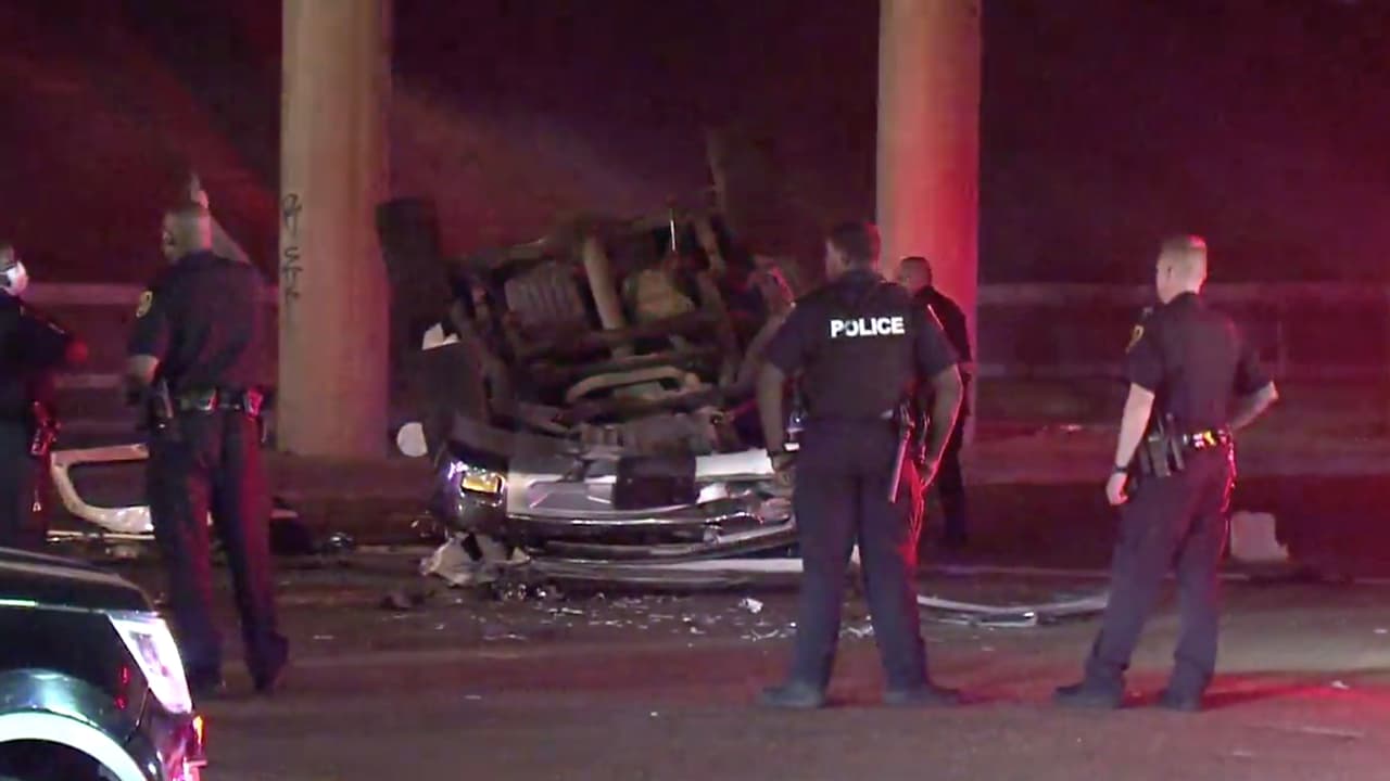 Una camioneta recibió un golpe por detrás e hizo que cayera desde lo alto de un puente.