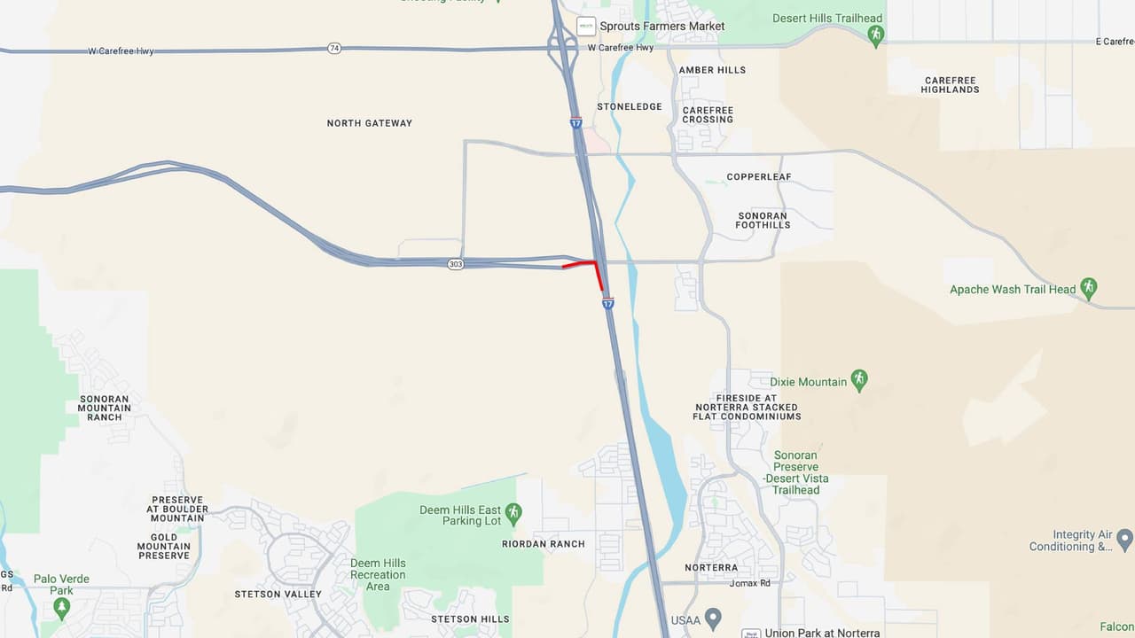 <b>Interestatal 17 sur</b>
<br>La rampa de entrada de la I-17 en dirección sur en el Loop 303 estará cerrada desde las 9 p.m. y hasta las 8 a.m. del día siguiente el viernes 28 y sábado 29 de junio. Mientras que el domingo cerrará a las 9 p.m. y hasta las 5 .m. del lunes 1 de julio.
<br>
<br>
<b>Rutas alternas</b>
<br>El tráfico de Loop 303/Sonoran Desert Drive puede usar la 43rd Avenue en dirección norte, o la vía lateral de la I-17 en dirección norte hasta Dove Valley Road para ingresar a la I-17 en dirección sur.
<br>
<br>Para conocer las condiciones de las carreteras en tiempo real puede visitar la página del 
<a href="https://www.az511.gov/" target="_blank">Departamento de Transporte de Arizona</a>, o llamar al 511.