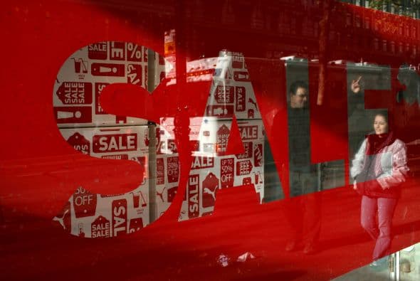 COMPRA EL ARTÍCULO QUE REALMENTE DESEAS- Los artículos llamados "doorbusters" son artículos baratísimos para atraernos por su precio, pero pueden no ser los mejores productos para tus necesidades. Entre los electrónicos, por ejemplo, esto es muy cierto de los artículos mayores como televisores, con los que vas a acabar viviendo por varios años. Estos artículos, en especial los modelos derivados creados específicamente para un evento, por lo general tienen especificaciones menos rigurosas y carecen de ciertas características que se encuentran en las líneas estándar de un fabricante.