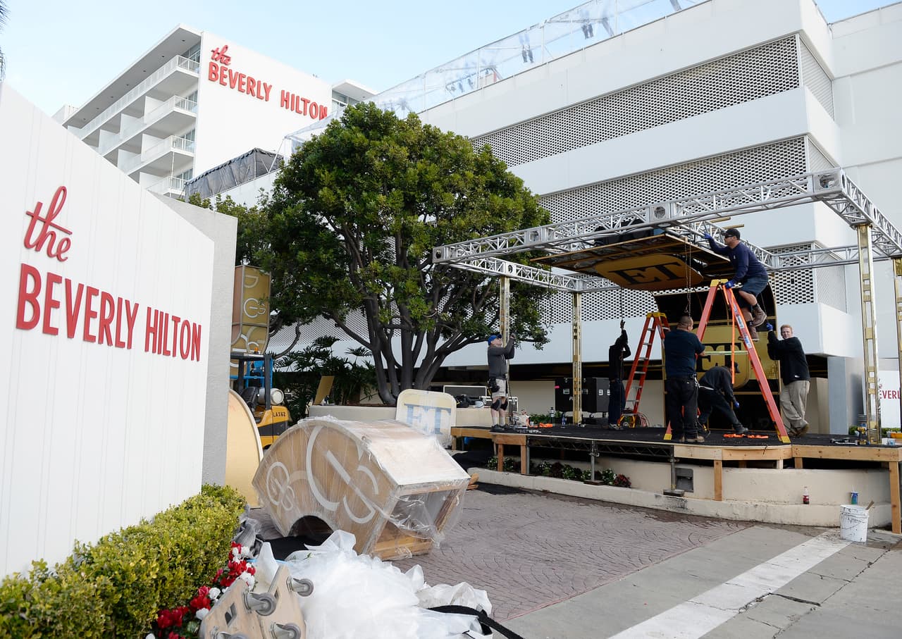 Los involucrados son la mucama del hotel 
<b><a href="https://www.beverlyhilton.com/" target="_blank">The Beverly Hilton</a></b> que encontró el vestido, de nombre Sara Corea, y la casa de subastas 
<b><a href="https://natedsanders.com/" target="_blank">Nate D. Sanders Auctions</a></b>, que se encarga de la venta de la pieza.